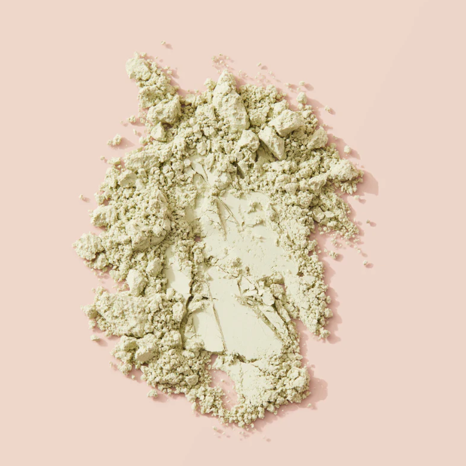 Crushed light green powder of kelp and sea salt.